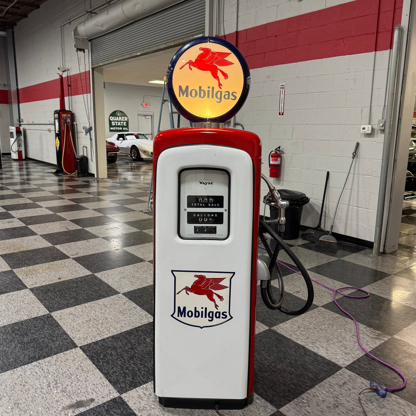 Antique Mobil Wayne Gas Pump - Mobil Gas Colors
