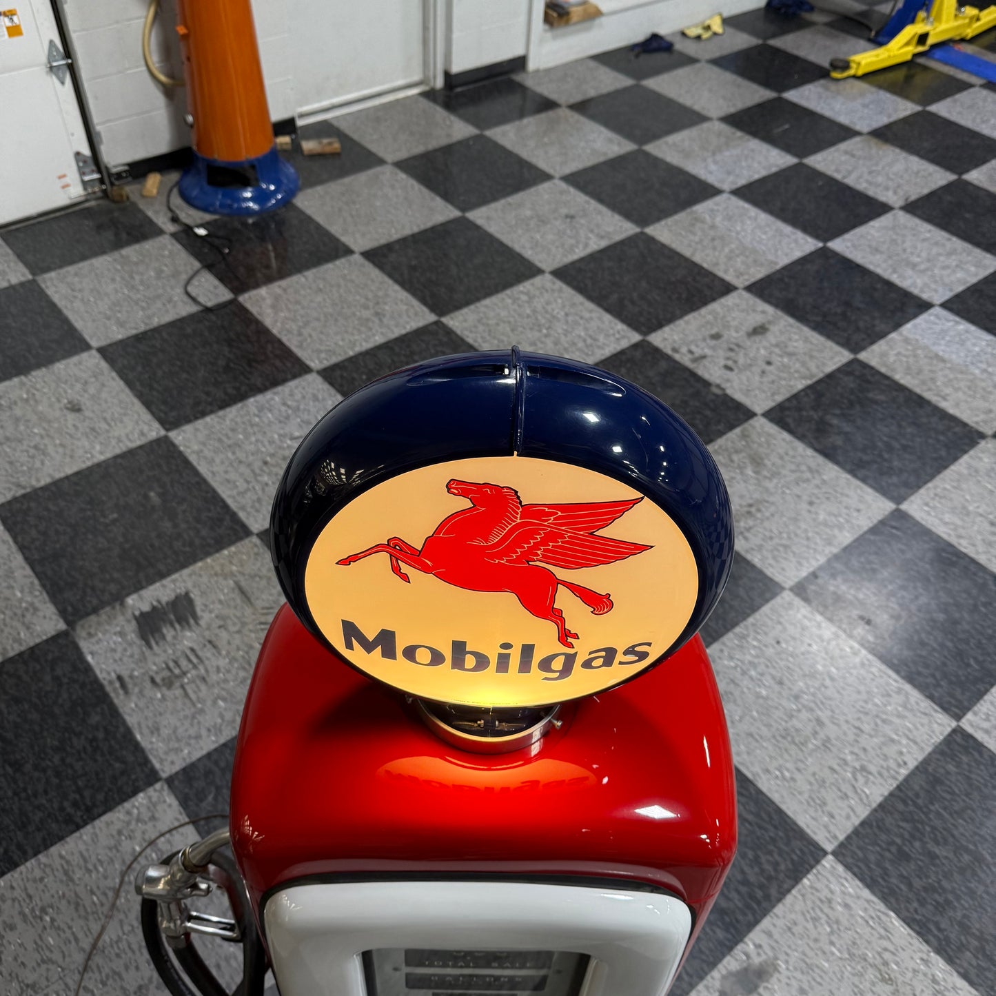 Antique Mobil Wayne Gas Pump - Mobil Gas Colors