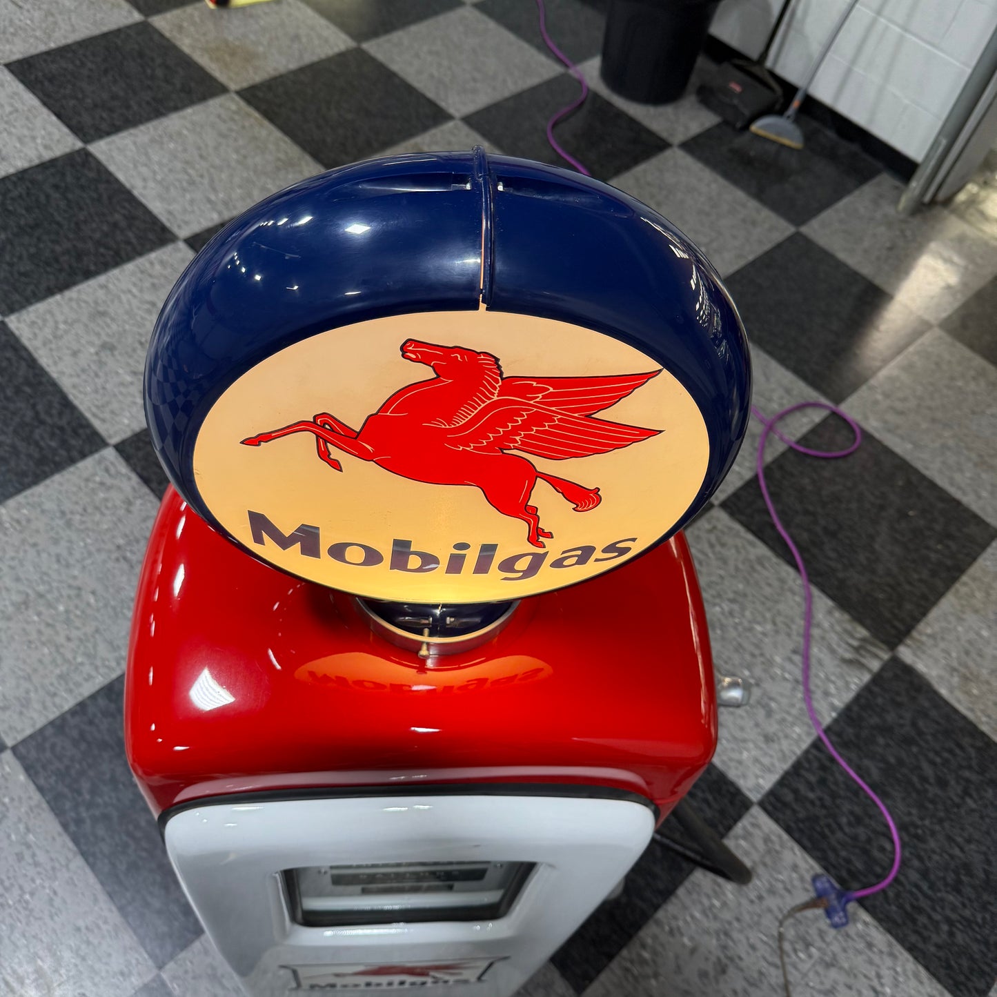 Antique Mobil Wayne Gas Pump - Mobil Gas Colors