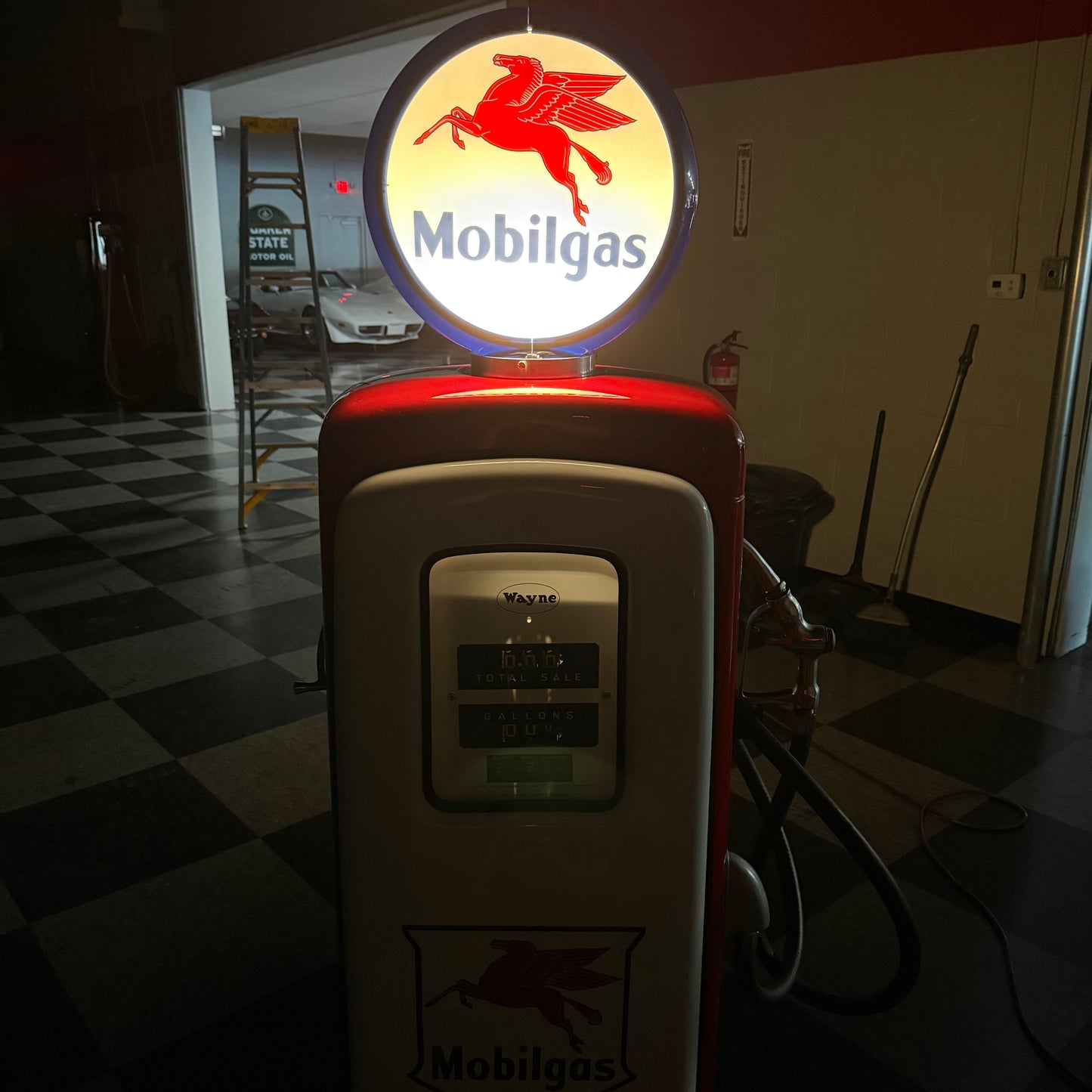 Antique Mobil Wayne Gas Pump - Mobil Gas Colors