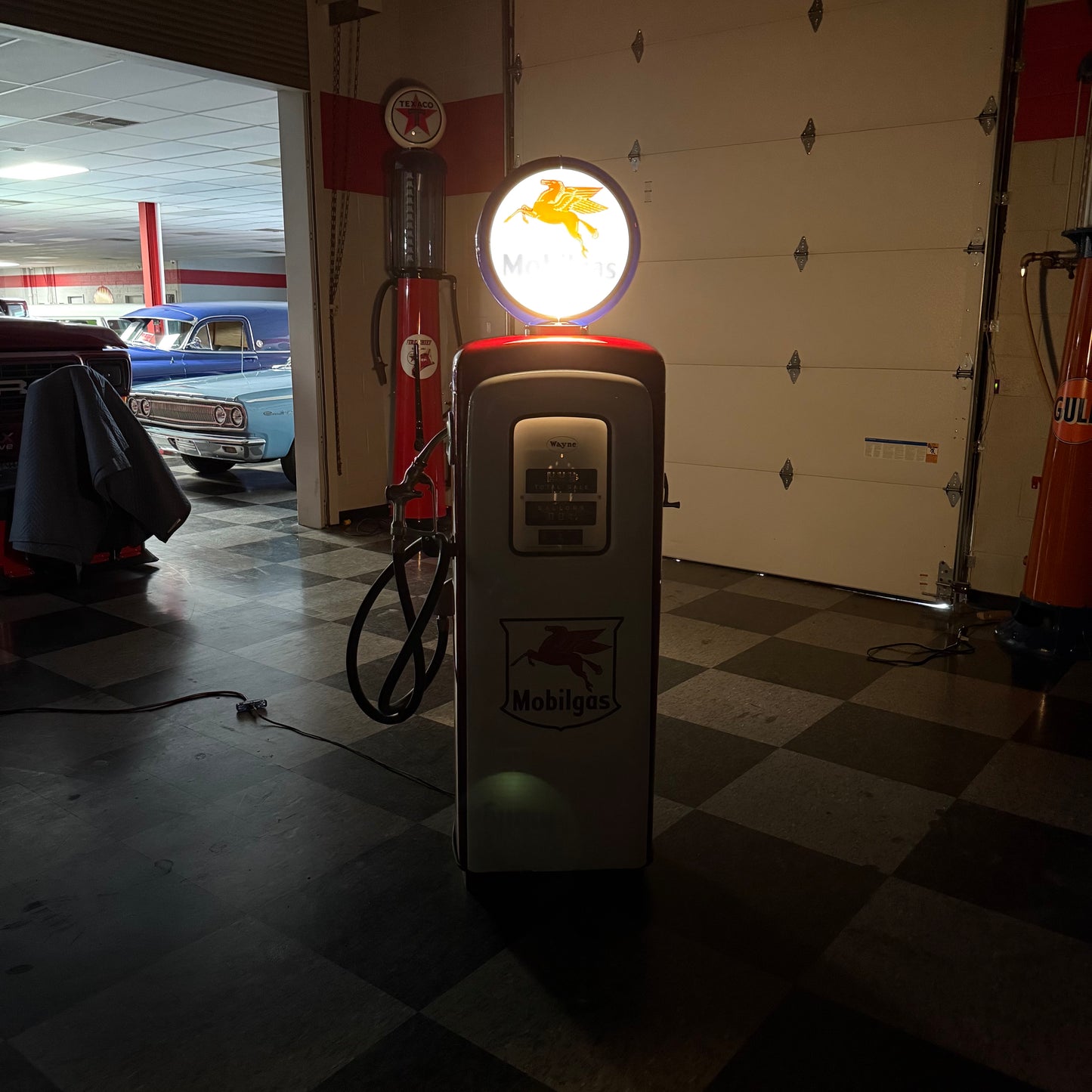Antique Mobil Wayne Gas Pump - Mobil Gas Colors