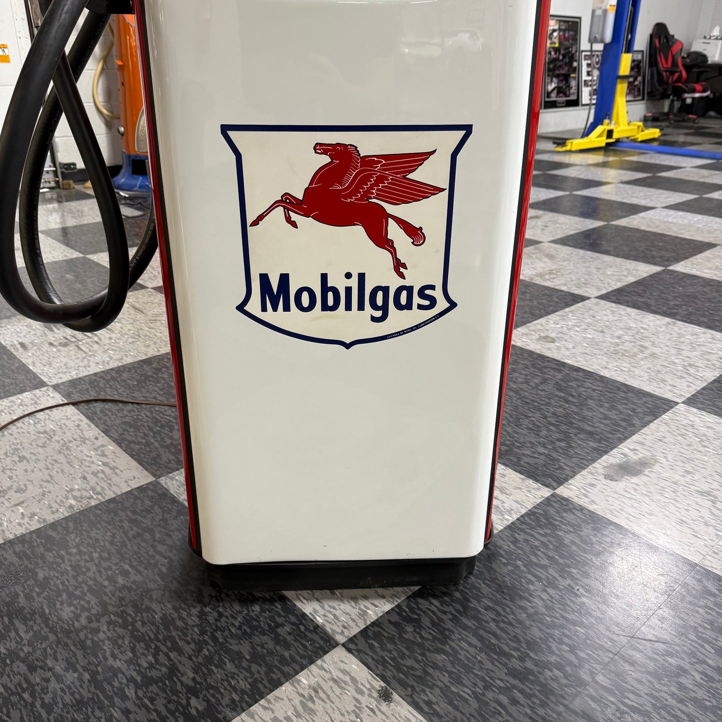 Antique Mobil Wayne Gas Pump - Mobil Gas Colors