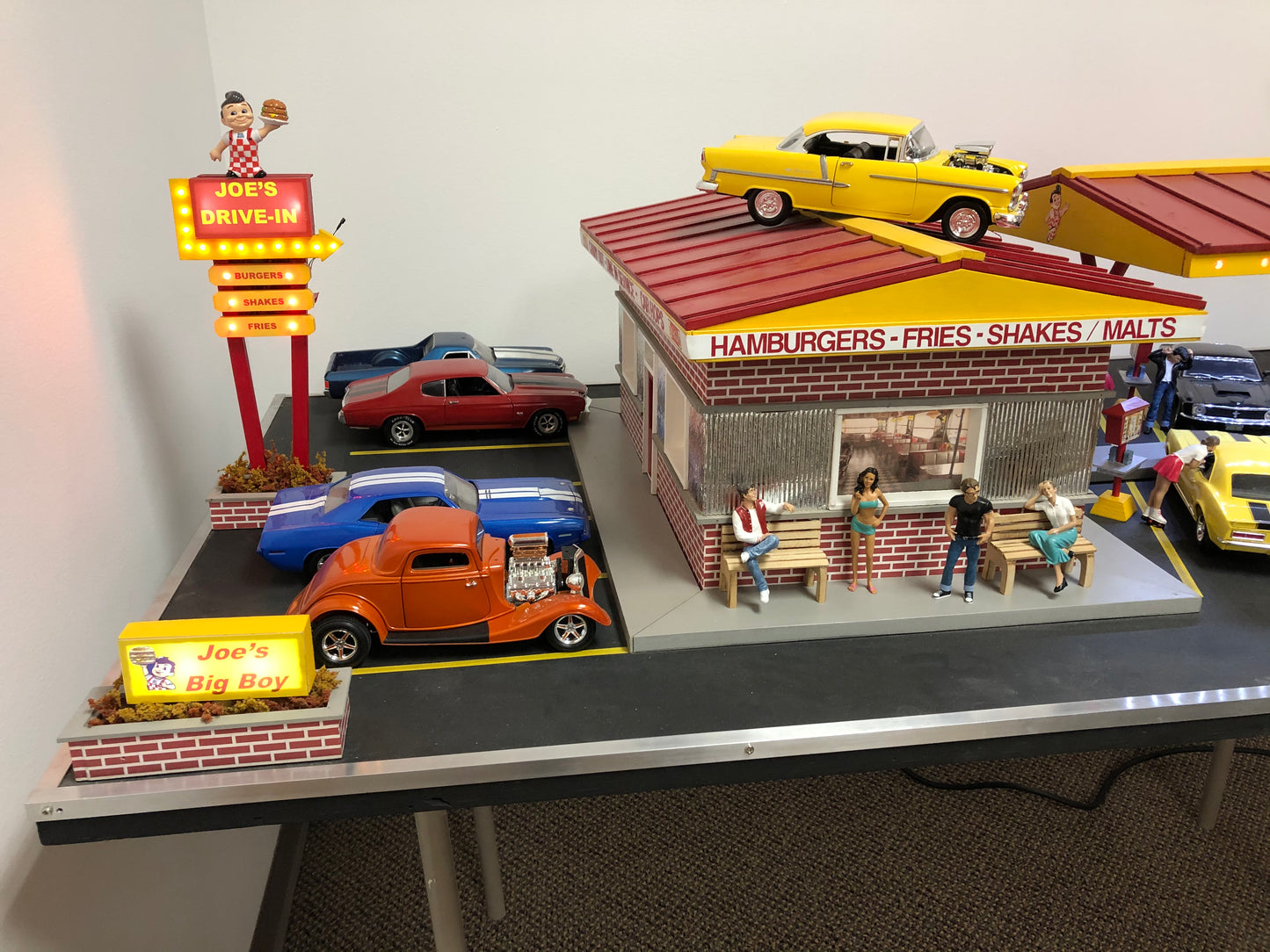 Joe's Drive in Diner - Light Up Diorama