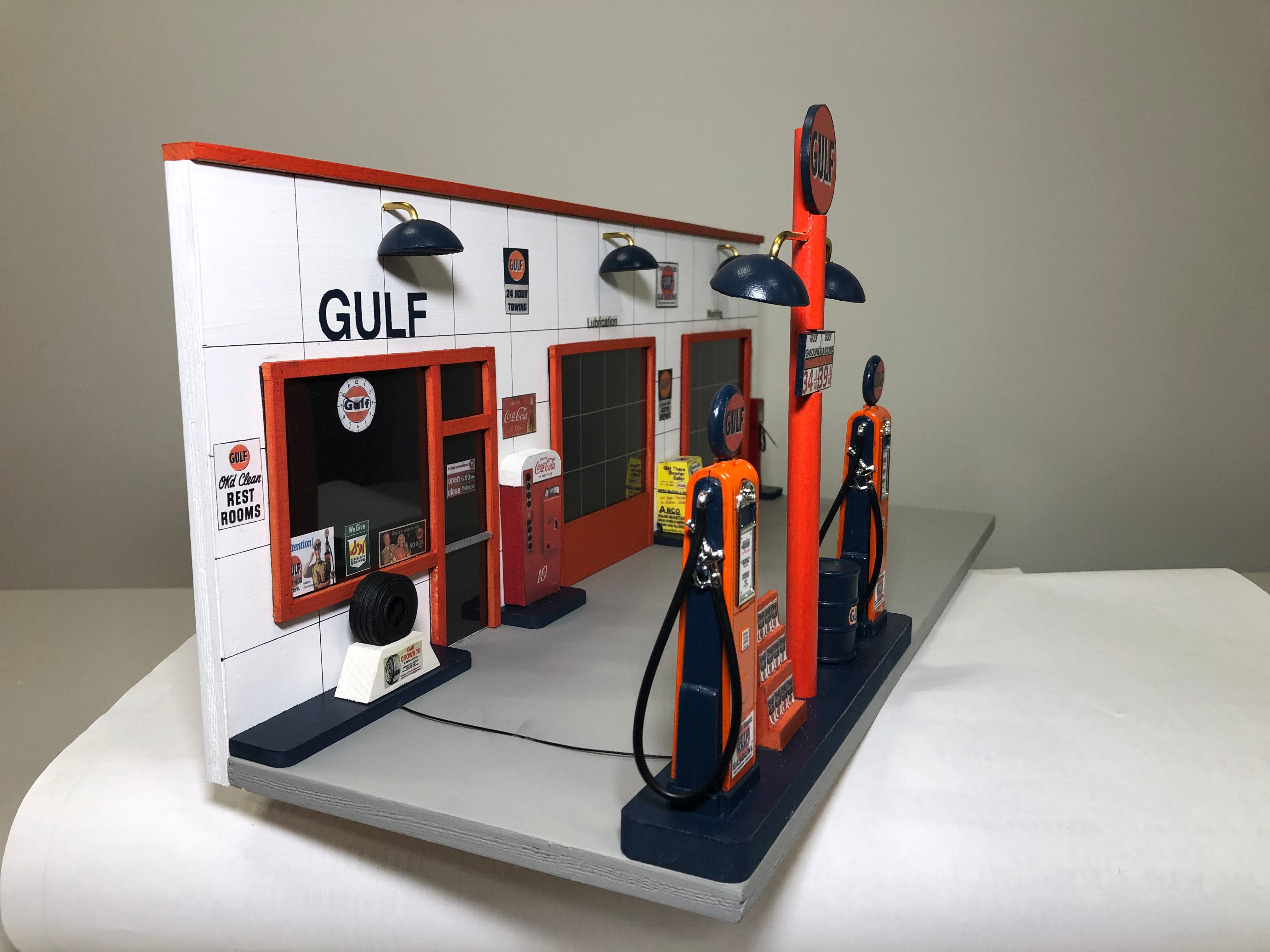 Gulf ガススタンドモデル 1:18 Gulf Gas Station Front – MAXmotive LLC
