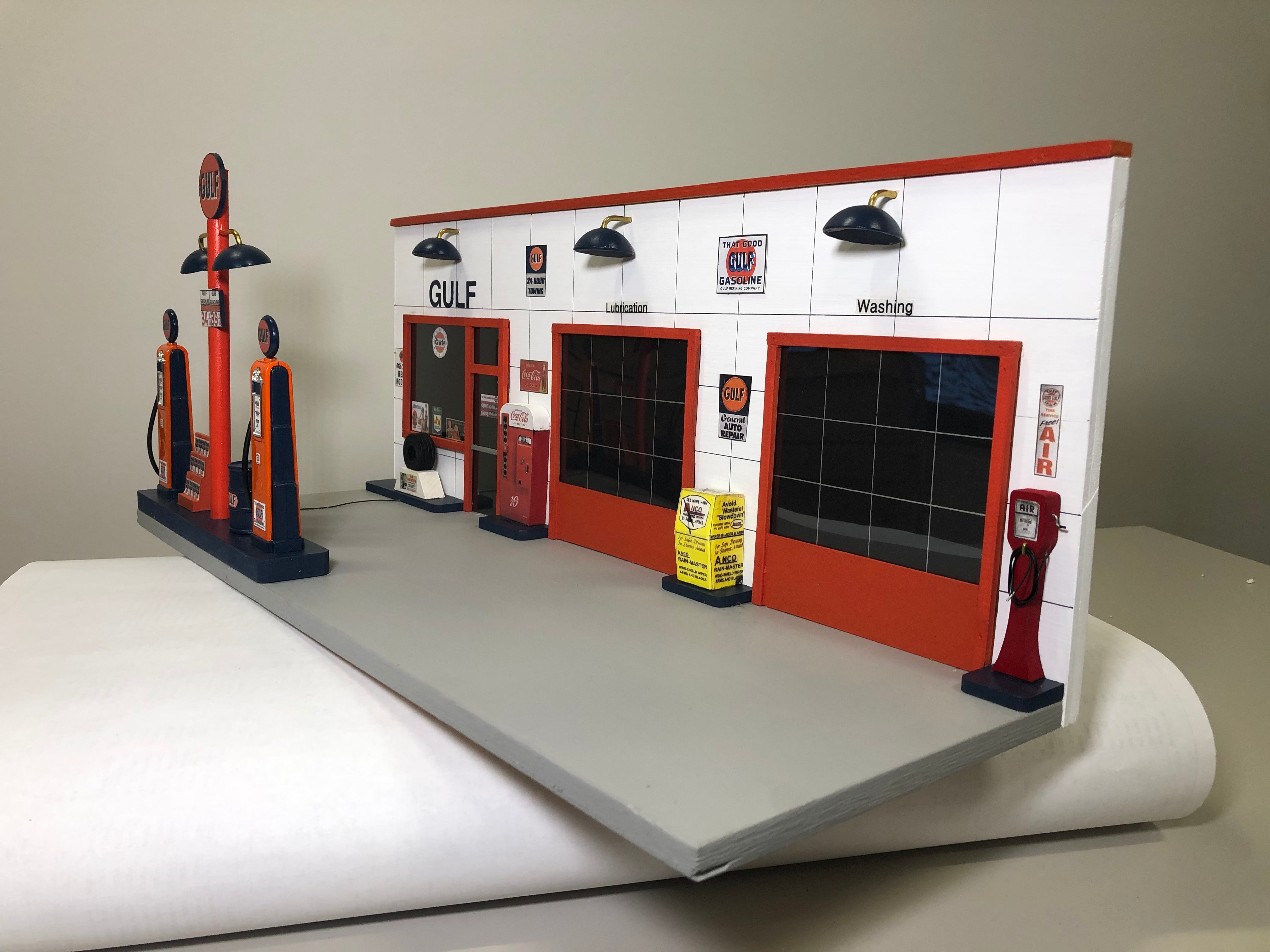 Gulf ガススタンドモデル 1:18 Gulf Gas Station Front – MAXmotive LLC